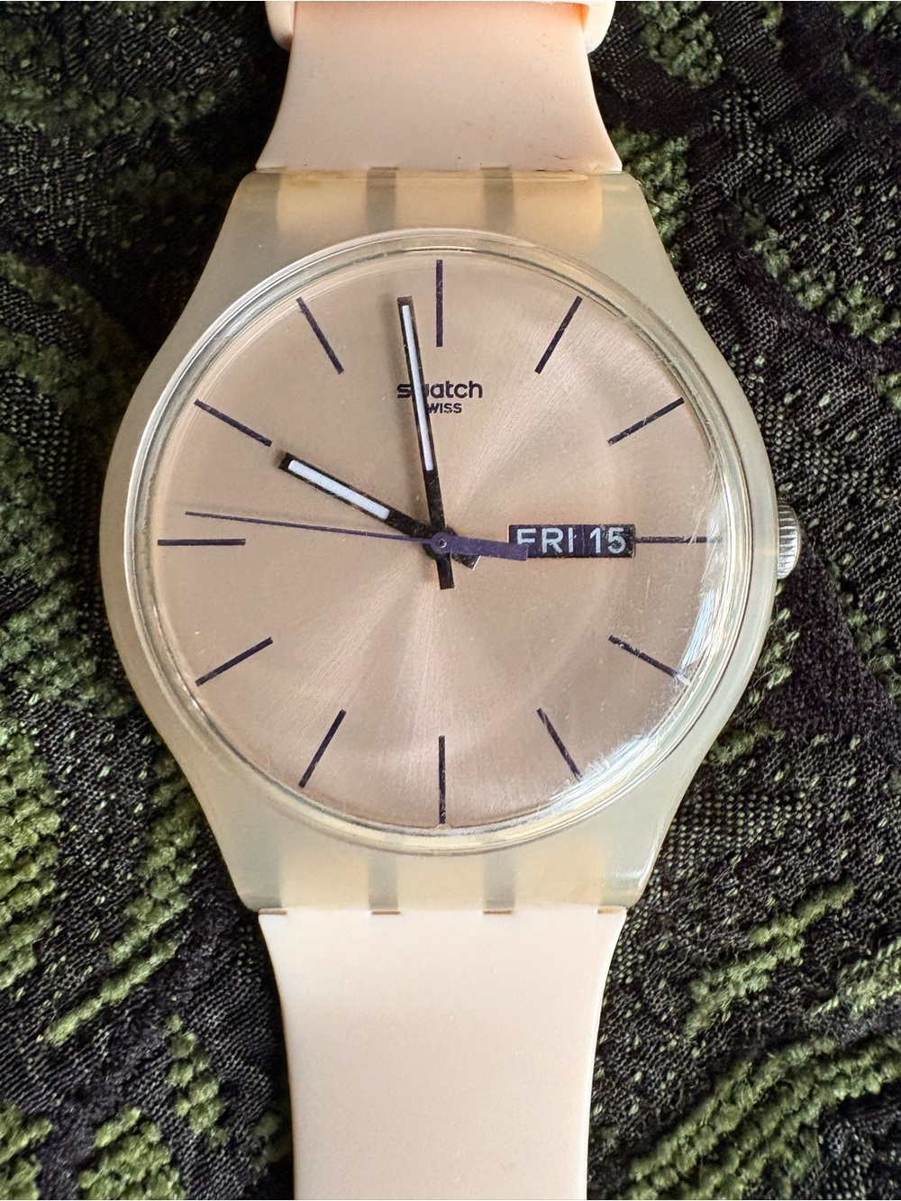 2013 Swatch Pink Silicone Strap Women's Watch with Day-Date-works! - Picture 2 of 5